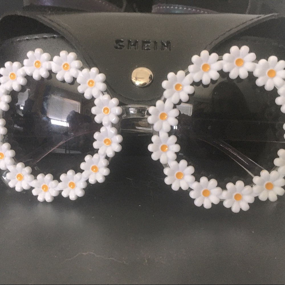 Groovy flower glasses